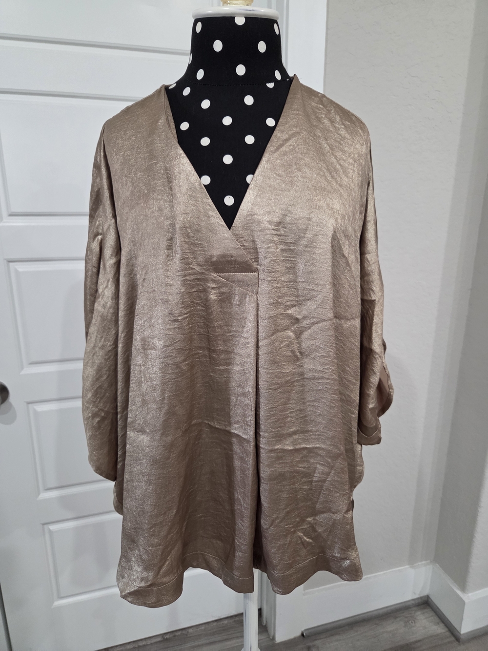 Umgee Metallic Gold V-Neck Top With Roll Tab Sleeves Size Large NWT - Picture 3 of 6